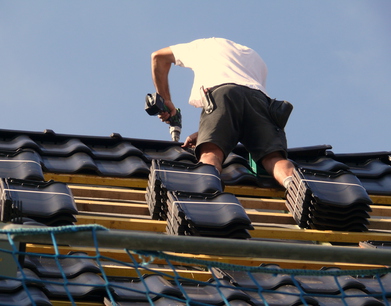 Układanie dachu dachówką ceramiczną
